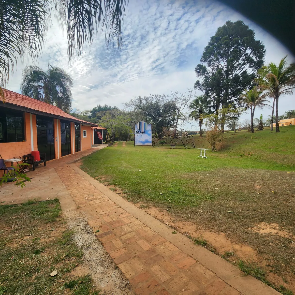 Área externa com jardim e vista para o campo de voo