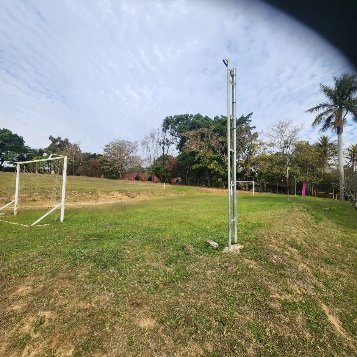 Campo de futebol gramado com traves
