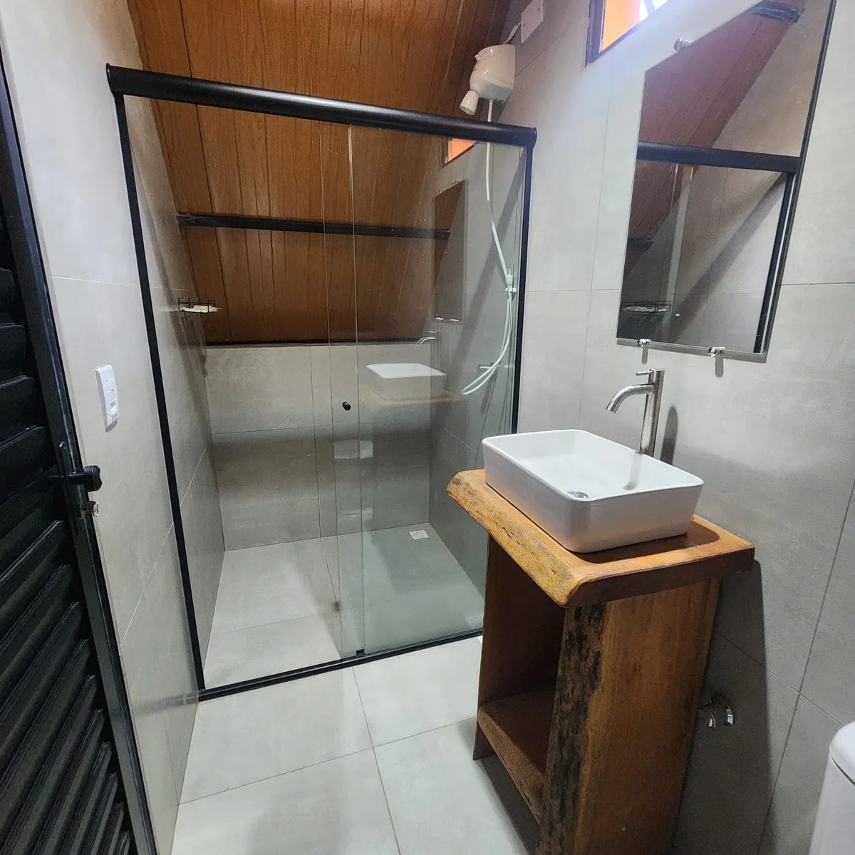 Banheiro do chalezinho com box de vidro e chuveiro