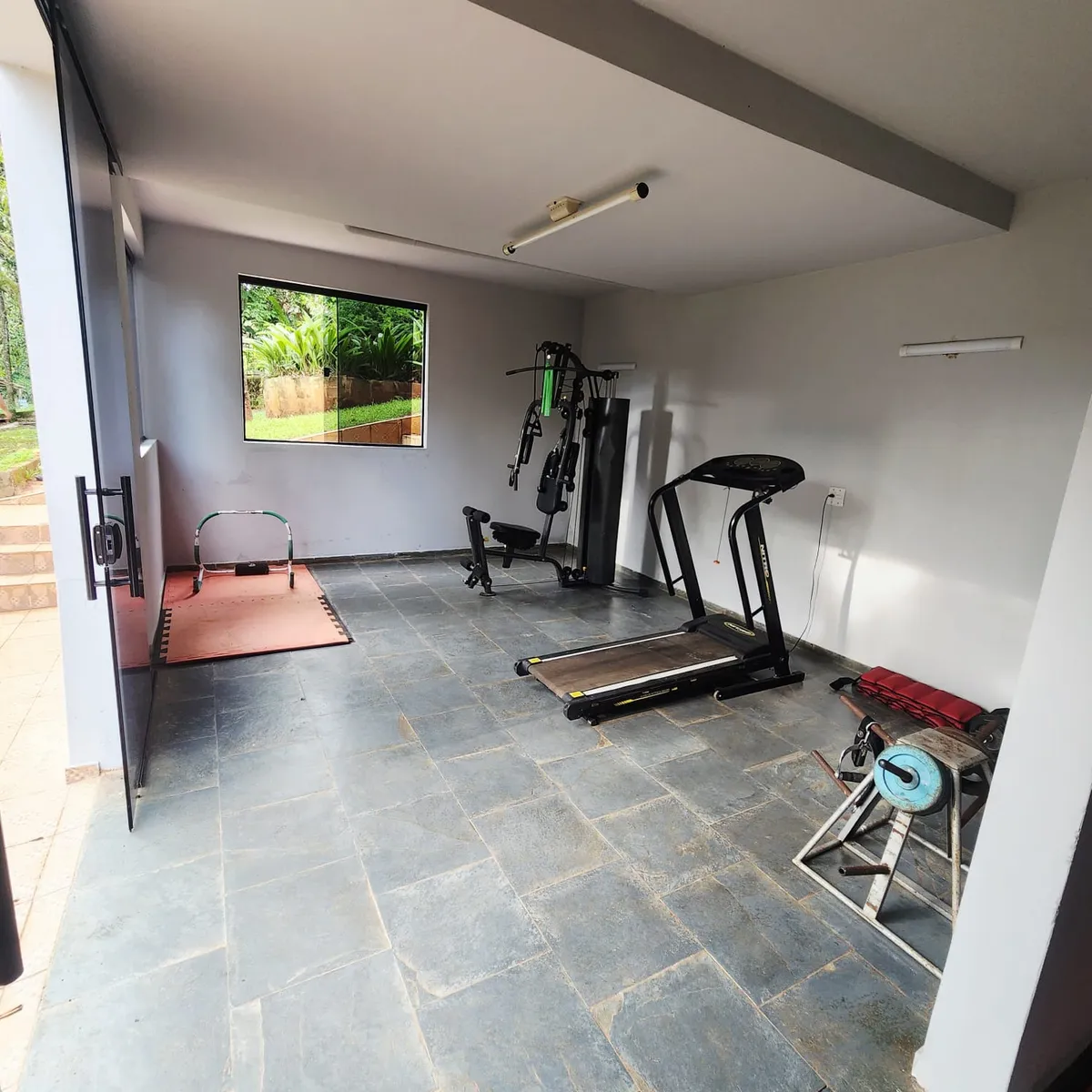 Academia com esteira e equipamentos de musculação
