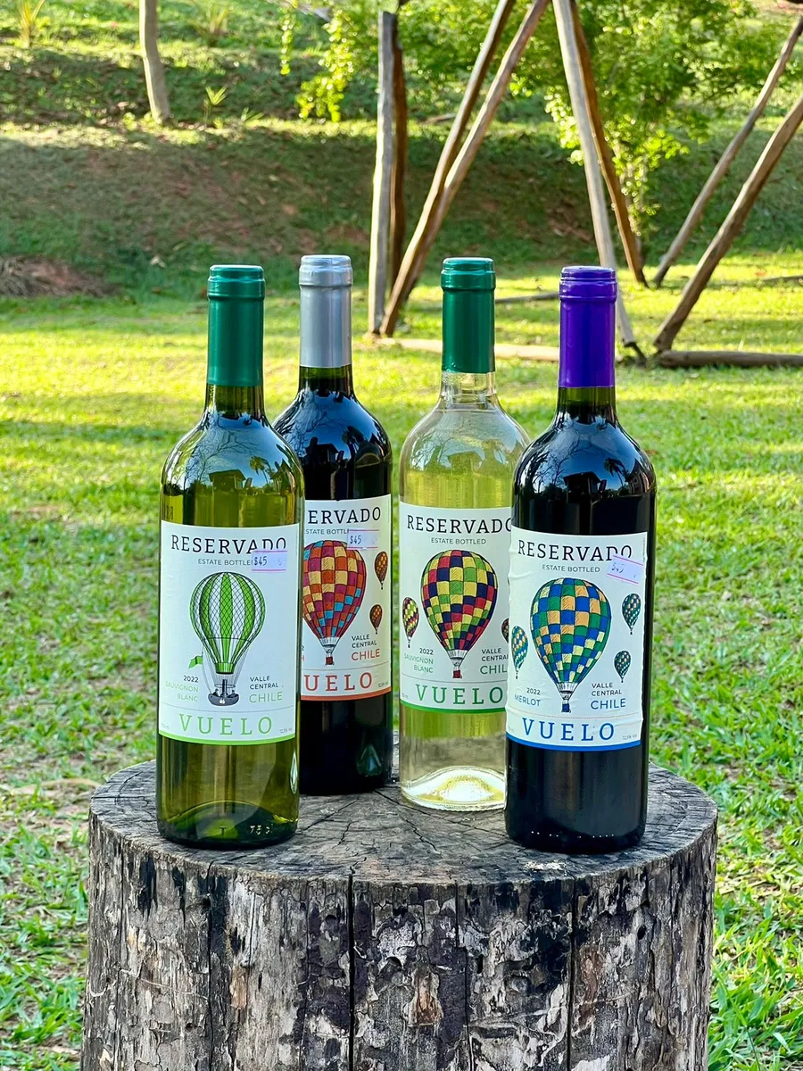 Vitrine com produtos variados da lojinha