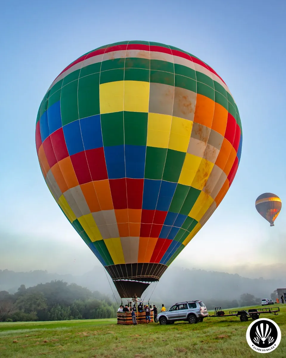 Balão no campo com névoa